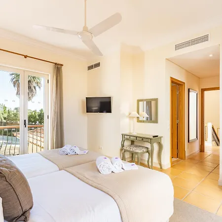 Villa Monte Rei 8 *